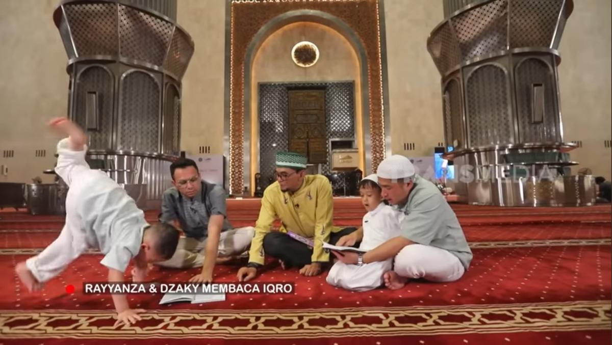 Deretan Tingkah Lucu Rayyanza saat Kunjungi Masjid Istiqlal, Ngaji Sambil 'Akrobat' Hingga Jumpa Penggemar