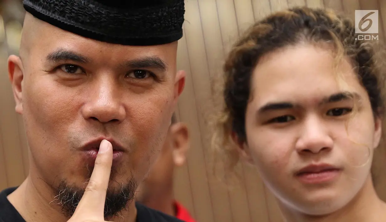 Ahmad Dhani Prasetyo usai menjalani sidang perdana kasus ujaran kebencian di PN Jaksel, Senin (16/4). Dhani dinilai melanggar Pasal 28 ayat 2 juncto Pasal 45A ayat 2 Undang-undang Nomor 19 Tahun 2016 tentang ITE. (Liputan6.com/Immanuel Antonius)