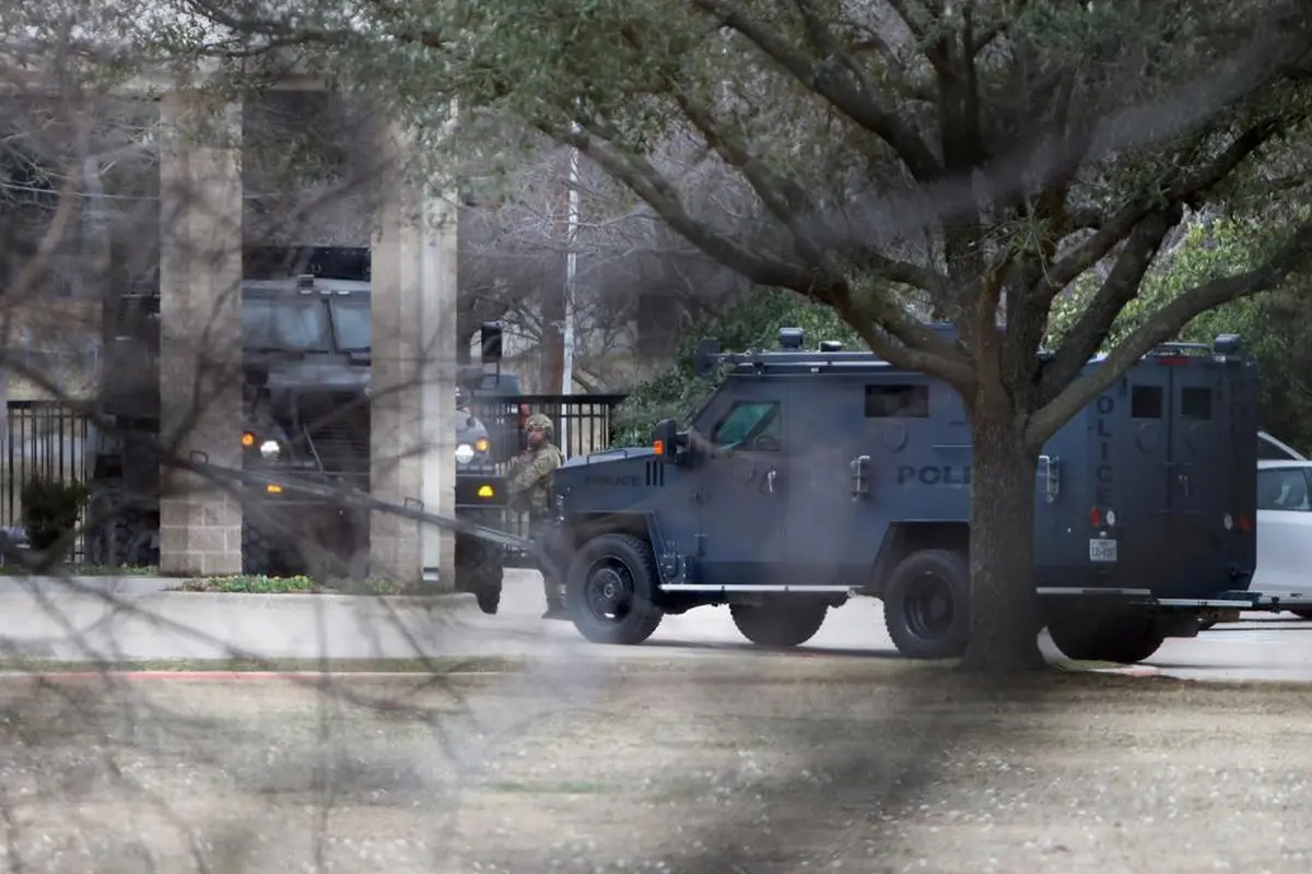 Aparat hukum bersiaga di Congregation Beth Israel, sinagoge yang menjadi lokasi sandera di Dallas, Texas.