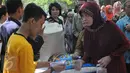 Warga mengantri untuk mendapatkan beras dan daging murah, Jakarta, Minggu (21/6/2015). Operasi Pasar diluncurkan Kemendag untuk membantu warga mendapatkan beras dan daging murah saat Ramadan. (Liputan6.com/Herman Zakharia)