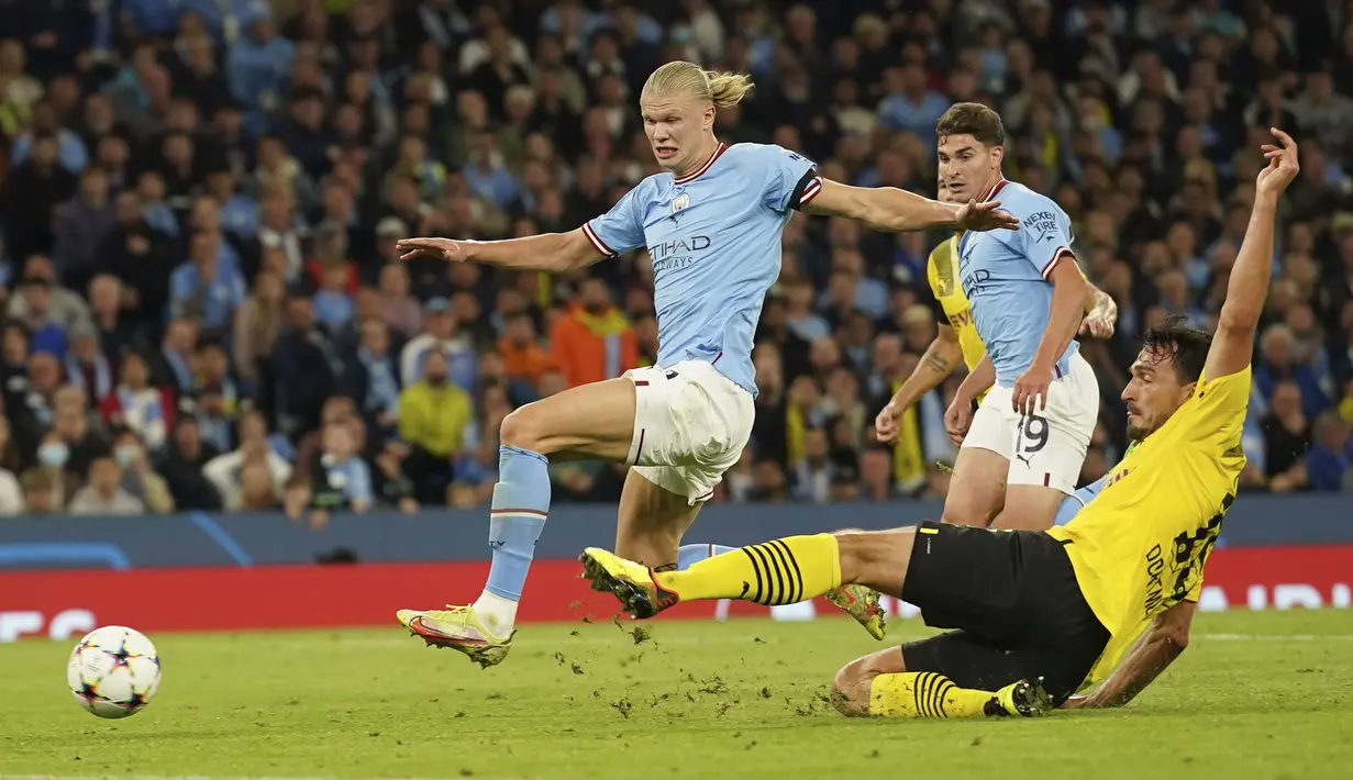 Haaland dan kolega pun berusaha membalas. Mereka berhasil menyamakan kedudukan menjadi 1-1 pada menit ke-80 melalui John Stones. (AP/Dave Thompson)