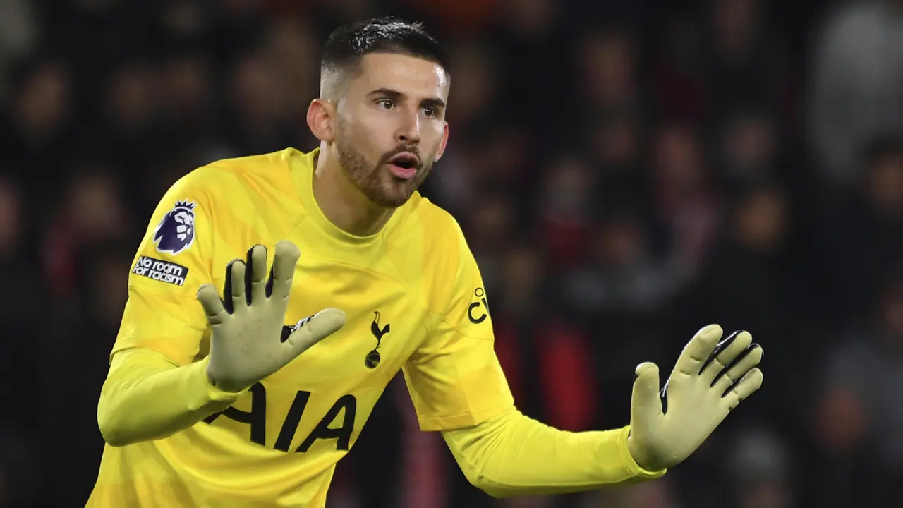Foto: Aksi Gemilang Guglielmo Vicario saat Tottenham Mengalahkan Nottingham Forest
