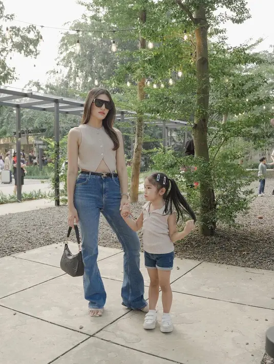 Untuk hangout, Annisa dan Alea tampil kasual dengan padu padan celana jeans yang nyaman dan top warna krem senada. [Instagram/anissaaziza]