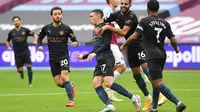 Pemain muda Manchester City, Phil Foden, disambut gembira rekan setimnya setelah berhasil mencetak gol ke gawang West Ham United dalam laga pekan keenam Premier League di London Stadium, Sabtu (24/10/2020). (AFP/JUSTIN TALLIS)