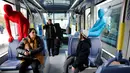 Anggota Prizma Ensemble mengenakan pakaian ketat yang menutupi seluruh tubuhnya di dalam kereta saat festival hari libur Yahudi Hanukkah di Yerusalem, Israel (26/12). (Reuters/Amir Cohen)