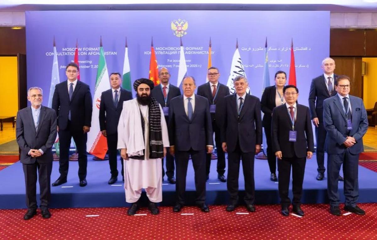 Peserta Konsultasi Format Moskow tentang Afghanistan, termasuk Menteri Luar Negeri Afghanistan Amir Khan Muttaqi dan Menteri Luar Negeri Rusia Sergey Lavrov, berpose sebelum acara di Moskow, Rusia, pada 7 Oktober 2025