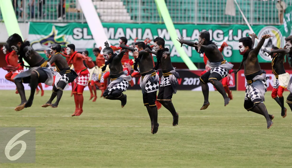 Penari melompat saat membawakan tarian kontemporer di Stadion Maguwoharjo, Sleman, Sabtu (4/2). 100 penari D.I. Yogyakarta tampil memeriahkan pembukaan Piala Presiden 2017. (Liputan6.com/Helmi Fithriansyah)