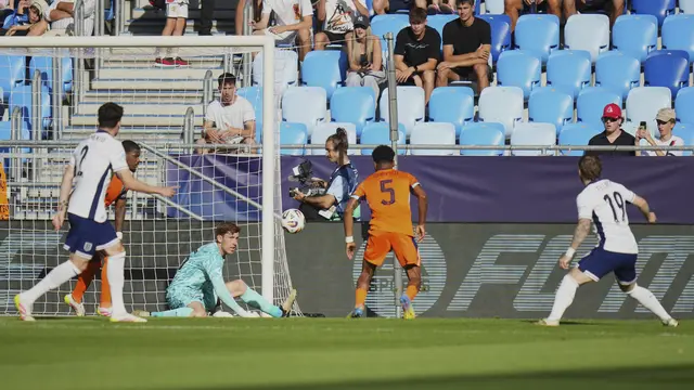 Kiper Belanda U-21, Robin Roefs, mengagalkan peluang gelandang Inggris U-21 Harvey Elliott di Semifinal Euro U-21 2025 di Tehelne Pole Stadium, Rabu (25/06/2025). (AP Photo/Petr David Josek)