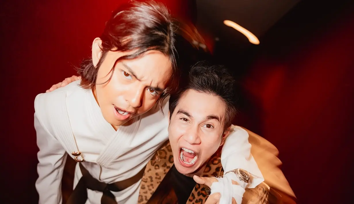 My Annoying Brother versi Korea dibintangi oleh Doh Kyungsoo atau D.O. EXO dan Jo Jung Suk. Ikut antusias dengan film My Annoying Brother, D.O. EXO berkeinginan untuk menonton film garapan sutradara Dinna Jasanti ini. Ini adalah potret Angga Yunanda dan Vino G Bastian di acara gala premiere My Annoying Brother pada 16 Oktober 2024 di XXI Epicentrum, Jakarta. (Liputan6.com/IG/@angga)