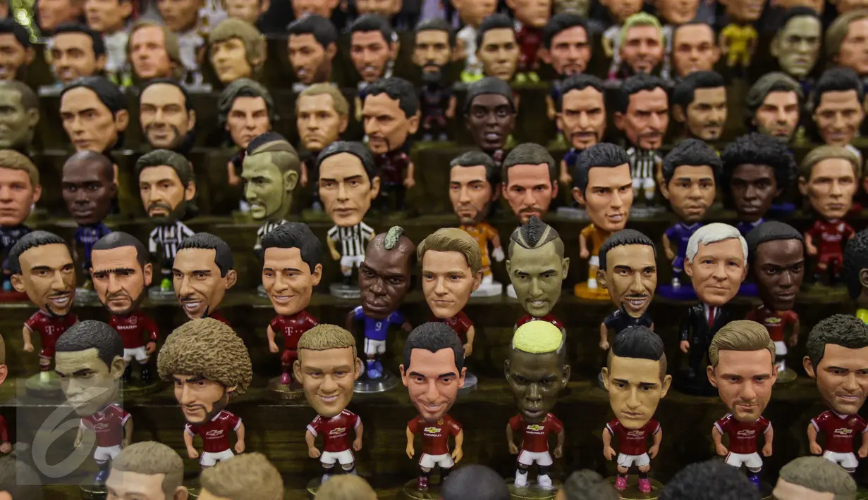 Sejumlah miniatur pemain sepak bola dunia dipajang dalam pameran The 13th Toys & Comics Fair 2017 di Balai Kartini, Jakarta, Sabtu (11/2). Pameran yang telah digelar untuk ketiga belas kali diikuti kolektor mainan dan komik. (Liputan6.com/Fery Pradolo)