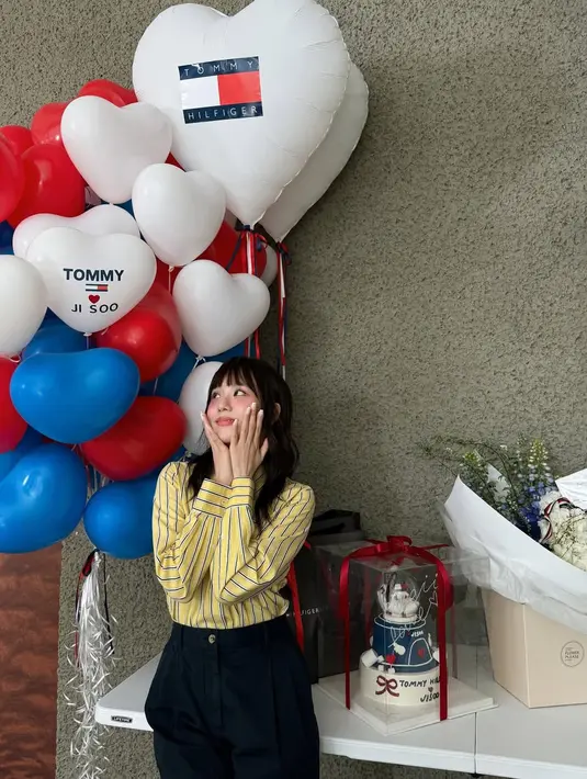 Wajah cantiknya dipulas dengan sunkissed makeup bernuansa warm tone yang fresh dan lembut [@sooyaaa__]