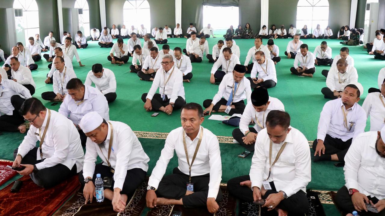 Mengawali Hari Ketiga Retret Pembekalan, Kepala Daerah Khidmat Jalani Ibadah