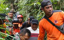 FOTO: Tim SAR Gabungan Evakuasi Jenazah Pendaki Korban Erupsi Gunung Marapi