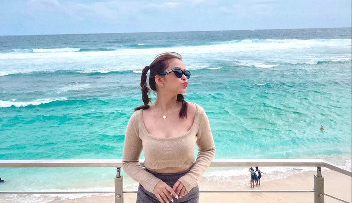 Outfit holiday yang menarik dari Rebecca Klopper. Ia tampak mengenakan cropped top lengan panjang berwarna cokelat dengan rok mini yang asimetris berwarna abu-abu. Mana gaya Rebecca Klopper yang jadi favoritmu? Foto: Instagram.