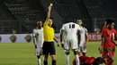 Hansley Alexander Martinez Garcia (Republik Dominika) mendapatkan kartu kuning akibat melakukan pelanggaran keras terhadap pemain Indonesia di Stadion GBK, Kamis (15/5/14). (Liputan6.com/Andrian M Tunay)