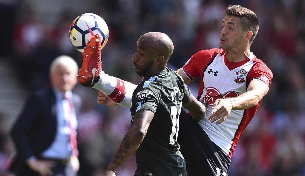 Dusan Tadic. Sayap kiri berusia 33 tahun yang kini memasuki musim ke-5 memperkuat AjaxAmsterdam sejak didatangkan dari Southampton pada awal musim 2018/2019 ini tercatat sebagai pemain asal Serbia dengan raihan gol terbanyak kelima di Premier League Liga Inggris hingga kini. Total ia mencetak 21 gol dan 30 assist dari total 134 laga hanya bersama Southampton yang dibelanya selama 4 musim mulai 2014/2015 hingga 2017/2018. (AFP/Glyn Kirk)