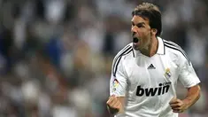 Striker Real Madrid, Ruud Van Nistelrooy merayakan golnya dalam pertandingan Piala Super Spanyol di Stadion Santiago Bernabeu di Madrid, 24 Agustus 2008. AFP PHOTO/Dani POZO