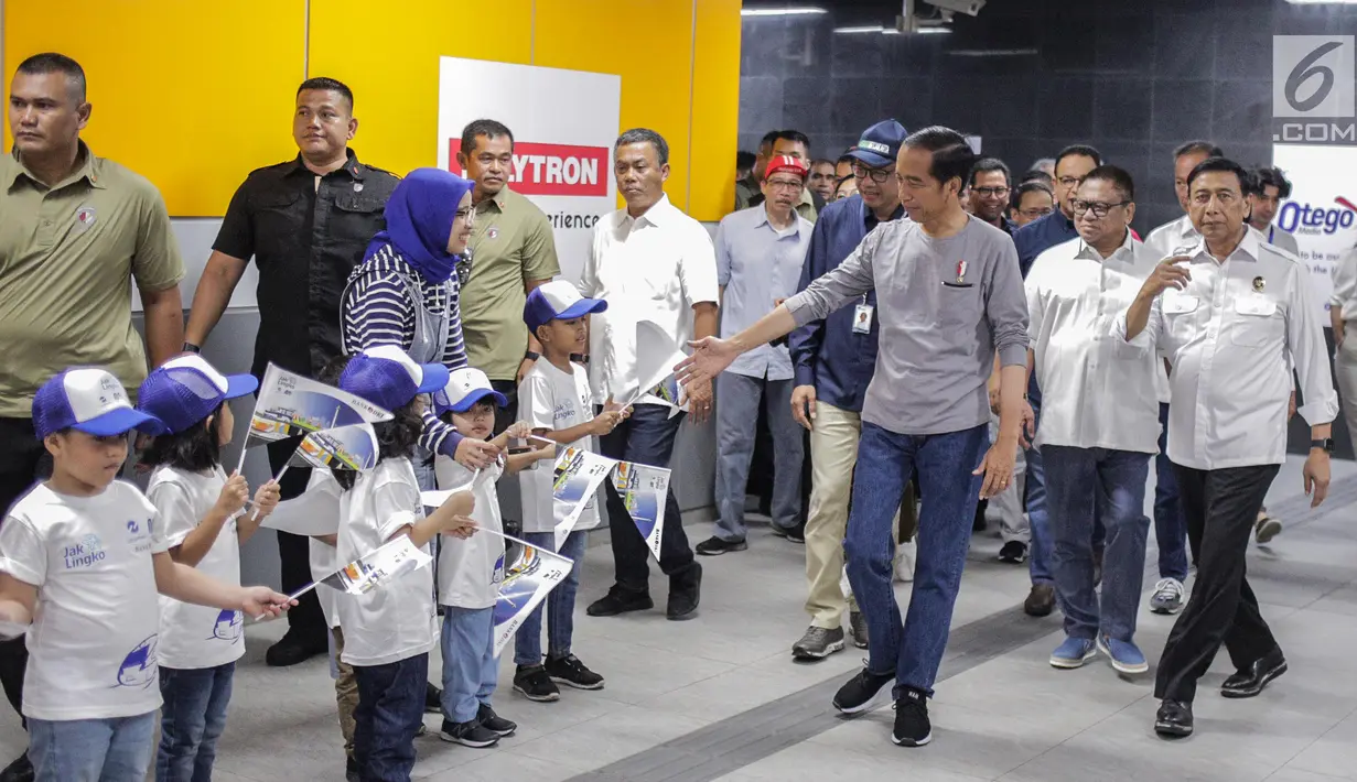 Presiden Joko Widodo disambut anak-anak saat bersiap menaiki moda raya terpadu (MRT) di Stasiun MRT Istora Mandiri, Jakarta, Minggu (24/3). MRT beroperasi secara komersial pada 1 April 2019. (Liputan6.com/Faizal Fanani)