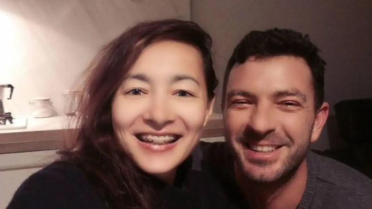Dewi Rezer dan Pria Asing