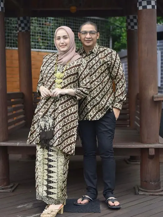 3. Paduan tunik batik motif parang dengan kain senada dan hijab warna mocca seperti Adelia Pasha ini cocok untuk kondangan. (Instagram/adeliapasha).
