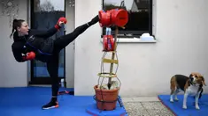 Alexandra Recchia berlatih di taman rumahnya di L'Hay-les-Roses, dekat Paris, Prancis, 3 April 2020. Juara dunia karate sebanyak lima kali ini tetap berlatih selama karantina wilayah atau lockdown untuk mencegah penyebaran virus corona COVID-19 di Prancis. (Photo by FRANCK FIFE/AFP)