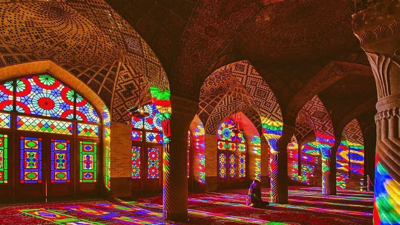 6 Potret Megah Masjid Tradisional Nasir-Ol-Molk, Interiornya Serba Pink
