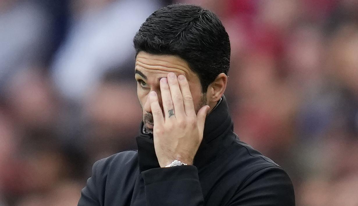 Reaksi kecewa pelatih Arsenal, Mikel Arteta setelah timnya tertinggal dua gol dari Aston Villa pada laga pekan ke-33 Premier League 2023/2024 di Emirates Stadium, London, Minggu (14/4/2024). (AFP/Adrian Dennis)