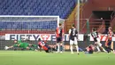Pemain Juventus Paulo Dybala (kedua kanan) mencetak gol ke gawang Genoa pada pertandingan Serie A di Stadion Luigi Ferraris, Genoa, Italia, Selasa (30/6/2020). Juventus kokoh memuncaki klasemen sementara usai mengalahan Genoa 3-1. (Tano Pecoraro/LaPresse via AP)