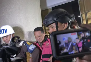 7 Jam Diperiksa, Febrie Adriansyah Dikawal Ketat saat Keluar Gedung Kejagung
