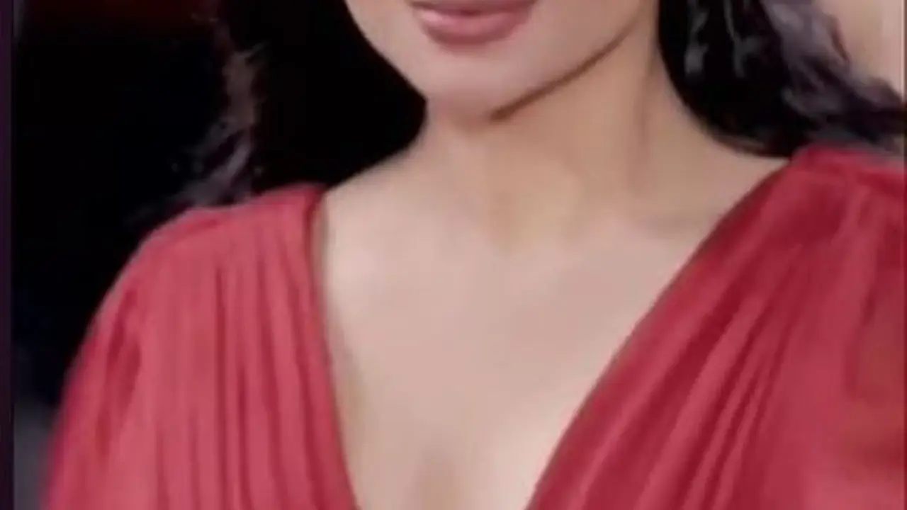 Ariel Tatum di Paris Fashion Week, Tampil Bareng Eva Longoria dan Diundang Gala Dinner