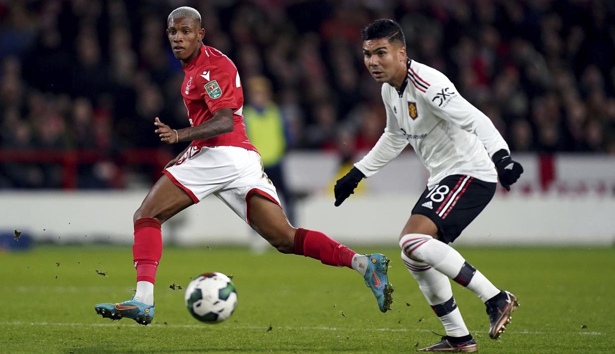 <p>Danilo dari Nottingham Forest dan Casemiro dari Manchester United berebut bola saat bertanding pada semifinal leg pertama Piala Liga Inggris, Kamis (26/1/2023). Hasi ini membuat Setan Merah berada di atas angin, sebab mereka akan giliran menjamu Nottingham Forest di Old Trafford, pada partai leg kedua semifinal, Kamis (2/2/2023) dini hari WIB. (Tim Goode/PA via AP)</p>