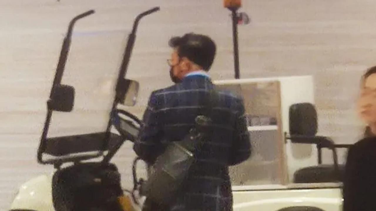 Potret Syahrul Yasin Limpo Tiba di Bandara, Celingak-Celinguk Seorang Diri