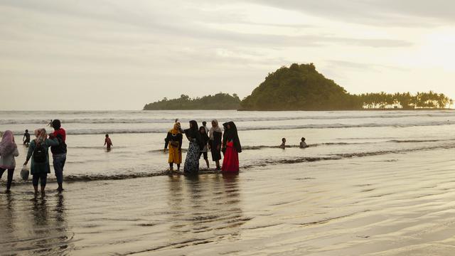 Pengunjung Pantai Air Manis Kota Padang. (Liputan6.com/ Ihsan Maulana)