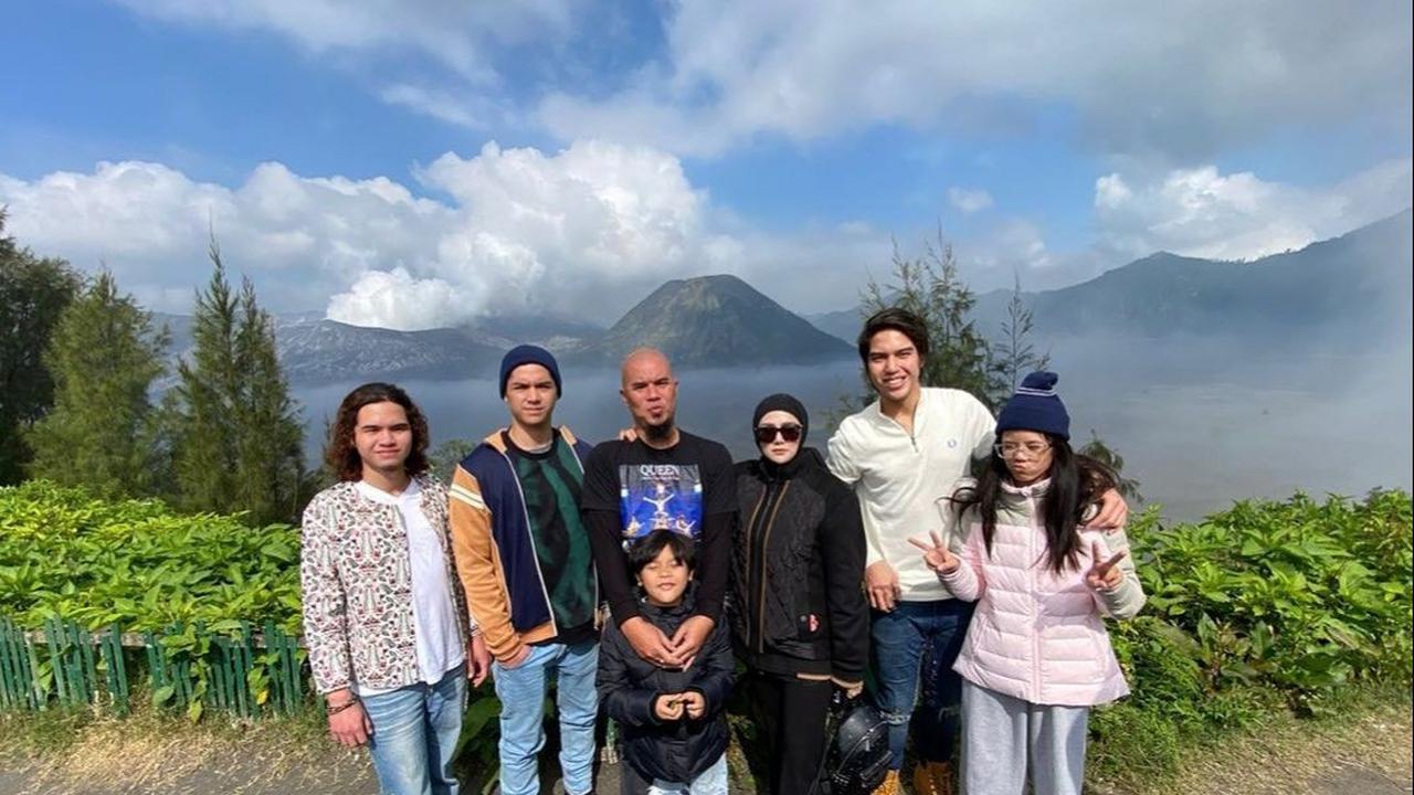 Di tengah kesibukan, Ahmad Dhani dan Mulan Jameela sering menyempatkan waktu untuk liburan bersama buah hati.