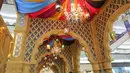 Pengunjung melintasi lorong dekorasi Morocco, Lippo Mall Puri, Jakarta, Jumat (24/5/2019). Dekorasi Ramadan seluas 220 meter persegi mengusung tema Colorful Ramadan menampilkan perpaduan warna krem, biru dan ungu yang dilengkapi dengan lampu hias di atrium 1. (Liputan6.com/Fery Pradolo)