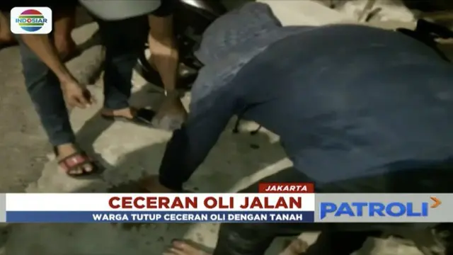 Belasan pengendara sepeda motor di Pasar Rebo, Jakarta Timur, terjatuh usai melintasi ceceran oli. Oli diduga berasal dari mesin alat berat yang bocor.