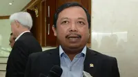 Wakil Ketua Komisi VII DPR RI Herman Khaeron mengkritisi pencabutan Peraturan Menteri Energi Sumber Daya dan Mineral (ESDM) mengenai ketentuan Tenaga Kerja Asing (TKA).