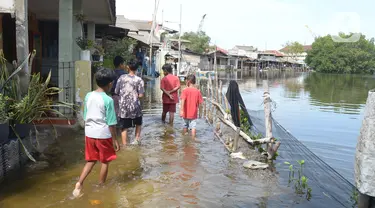 Aktivitas warga di pantai Marunda dan kawasan Si Pitung, Jakarta, Kamis (9/12/2021). Sejak awal pekan lalu, Badan Metereologi, Klimatologi, dan Geofisika (BMKG) telah mengeluarkan peringatan dini bencana banjir rob di wilayah pesisir utara Jakarta. (merdeka.com/Imam Buhori)