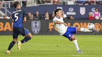 Pemain Timnas Amerika Serikat, Alejandro Zendejas (17), menembak dan mencetak gol pada babak pertama dalam laga persahabatan melawan Timnas Jepang di Columbus, Ohio, Selasa, 9 September 2025. (AP Photo/Jeff Dean)