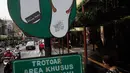 Pejalan kaki menunggu transportasi umum di kawasan pedestrian Malioboro, Yogyakarta, Jumat (8/4). Kawasan pedestrian Malioboro kini terlihat lebih lapang dan ramah untuk para pejalan kaki. (Liputan6.com/Boy Harjanto)