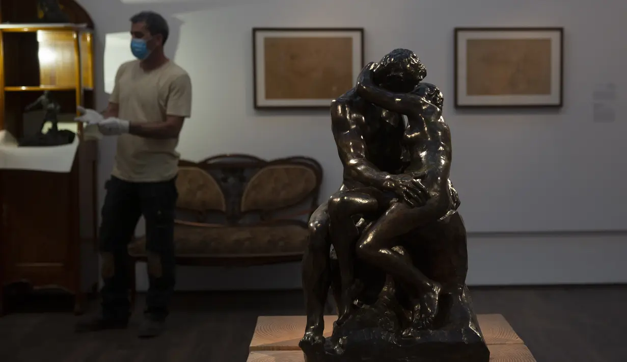 "The Kiss" karya Auguste Rodin dipajang di galeri Museum Israel setelah lima bulan disimpan selama penutupan karena pandemi COVID-19 di Yerusalem, Selasa (11/8/2020). Setelah lima bulan tutup, Museum Israel akan kembali dibuka untuk umum pada minggu ini. (AP Photo/Maya Alleruzzo)