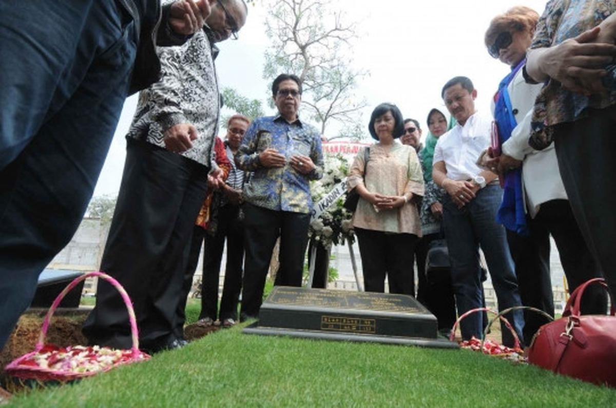 Tabur bunga di makam tokoh pahlawan advokat Indonesia
