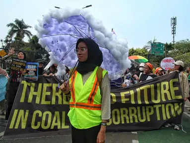 Peserta mengikuti aksi pawai Global Climate Strike di Taman Menteng, Jakarta, Minggu (17/9/2023). Aksi yang dilakukan oleh gabungan komunitas peduli lingkungan itu untuk menyuarakan isu krisis iklim yang mengancam kehidupan makhluk hidup serta meminta pemerintah untuk serius menangani krisis iklim dan kelestarian lingkungan. (Liputan6.com/Angga Yuniar)