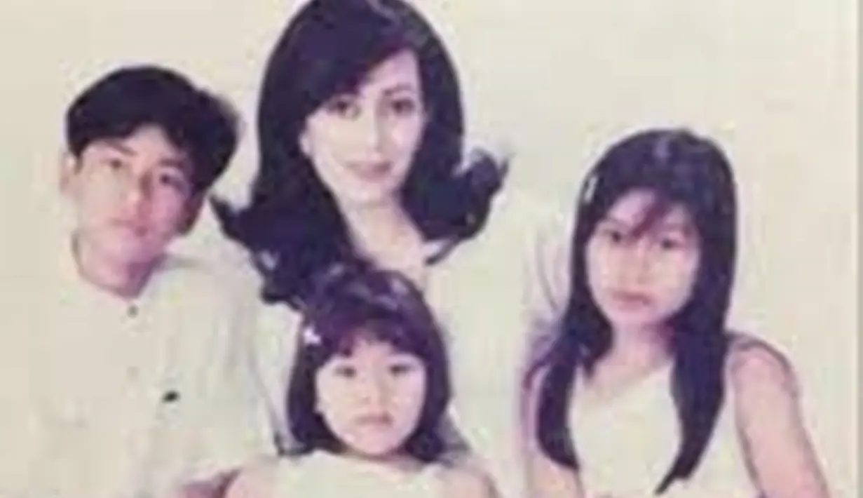 Keluarga Raffi Ahmad memang tuai atensi. Mama Amy dikarunia 3 orang anak yang tampan dan cantik. Raffi sebagai kakak tertua bisa mengemong kedua adik perempuannya. Foto ini pun banjir pujian dari netizen. (Liputan6.com/IG/raffinagita1717)