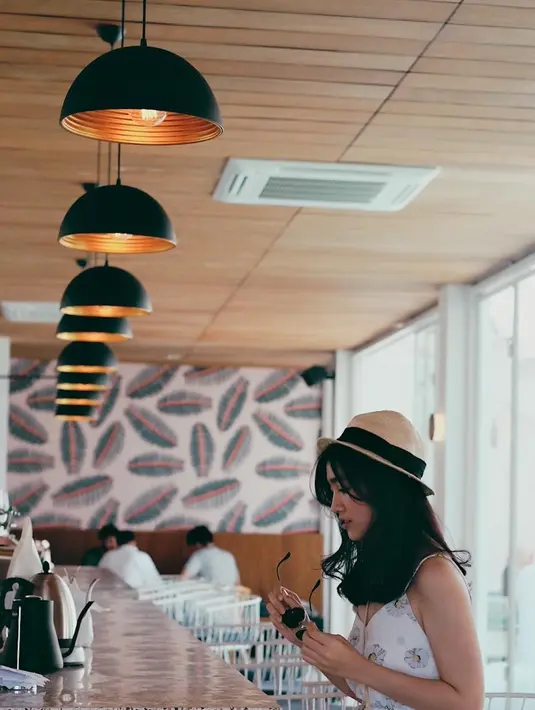 Bowler hat berwarna broken white dengan hiasan pita hitam yang melingkar membuat penampilan Febby kece badai. Apalagi ia membiarkan rambutnya terurai begitu saja. (Instagram/febbyrastanty)