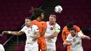 Bek Belanda, Nathan Ake, berebut bola atas dengan bek Polandia, Jan Bednarek, pada laga UEFA Nations League di Stadion Johan Cruijff Arena, Amsterdam, Sabtu (5/9/2020) dini hari WIB. Belandang menang 1-0 atas Polandia. (AFP/John Thys)