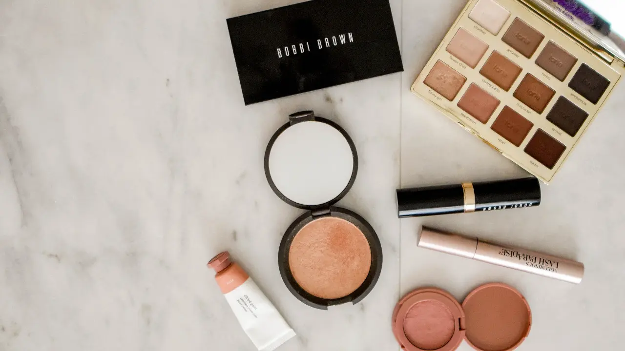 Intip cara-cara aman mengaplikasikan makeup jika wajah sedang memiliki jerawat.