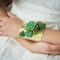 Pernah rasakan memakai perhiasan yang ditumbuhi tanaman hidup? Gimana ya?