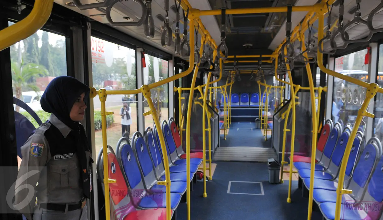Bagian dalam Bus transjakarta bermerek Scania yang diluncurkan di Silang Monas, Jakarta, Senin (22/6/2015). Sebanyak 20 unit bus transjakarta bermerek Scania diluncurkan tepat di HUT ke-488 DKI Jakarta. (Liputan6.com/Herman Zakharia) 