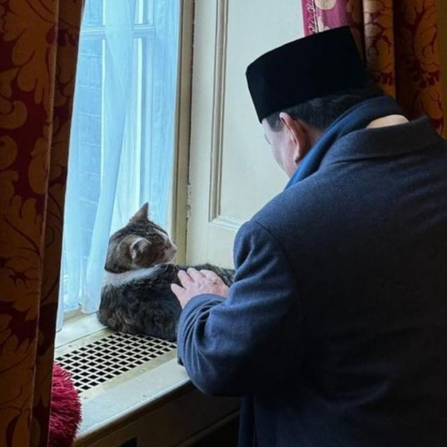 Prabowo Elus Kucing Penghuni Setia Kantor PM Inggris, Disebut Kangen Bobby Kertanegara.  foto: (dok.Instagram @prabowo/https://www.instagram.com/p/DCpuVuTzAZl/Henry)